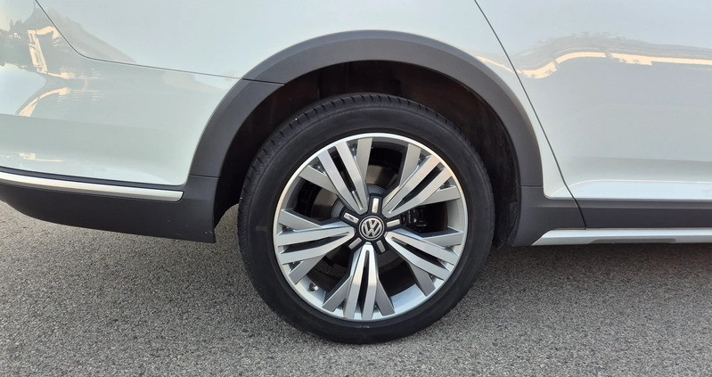Volkswagen Passat cena 79990 przebieg: 196200, rok produkcji 2016 z Sieradz małe 211